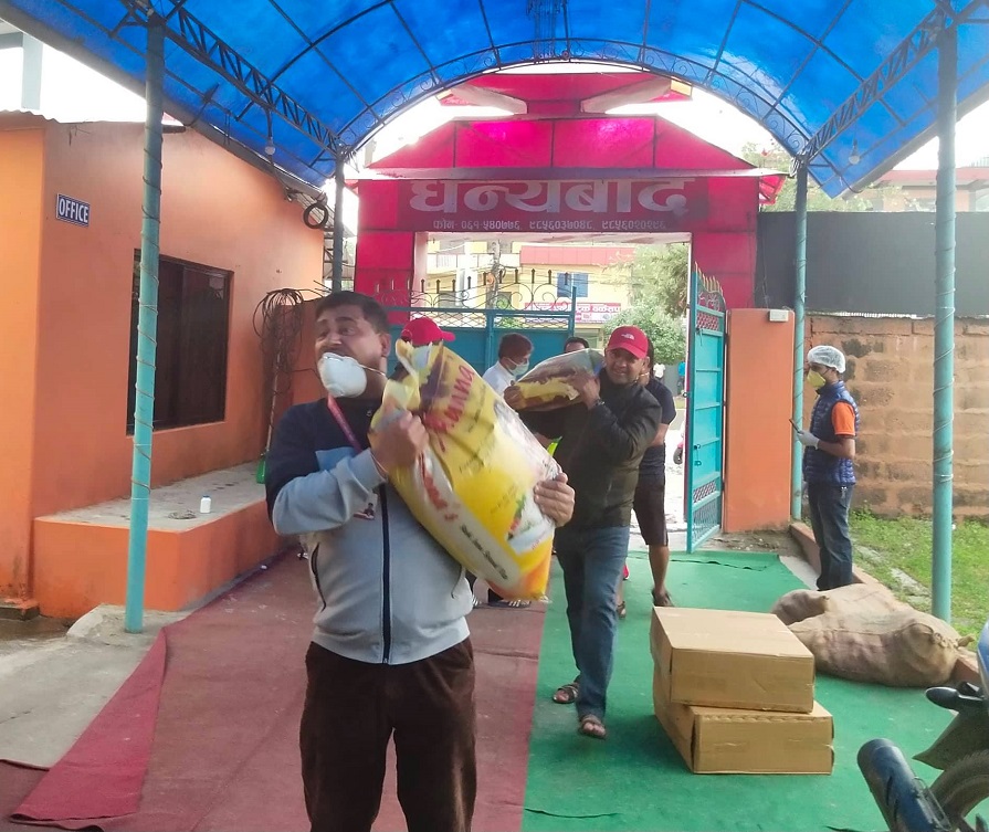 प्रदेश सभा सदस्य पहारी चामलका बोरा बोक्दै