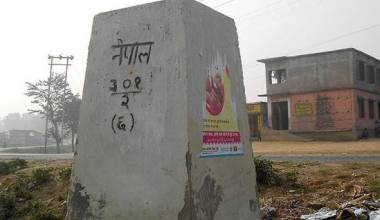 भारतमा रहेका नेपालीलाई भारतीय सुरक्षाकर्मीकै गाडीमा ल्याउँदै दसगजामा छाड्दै