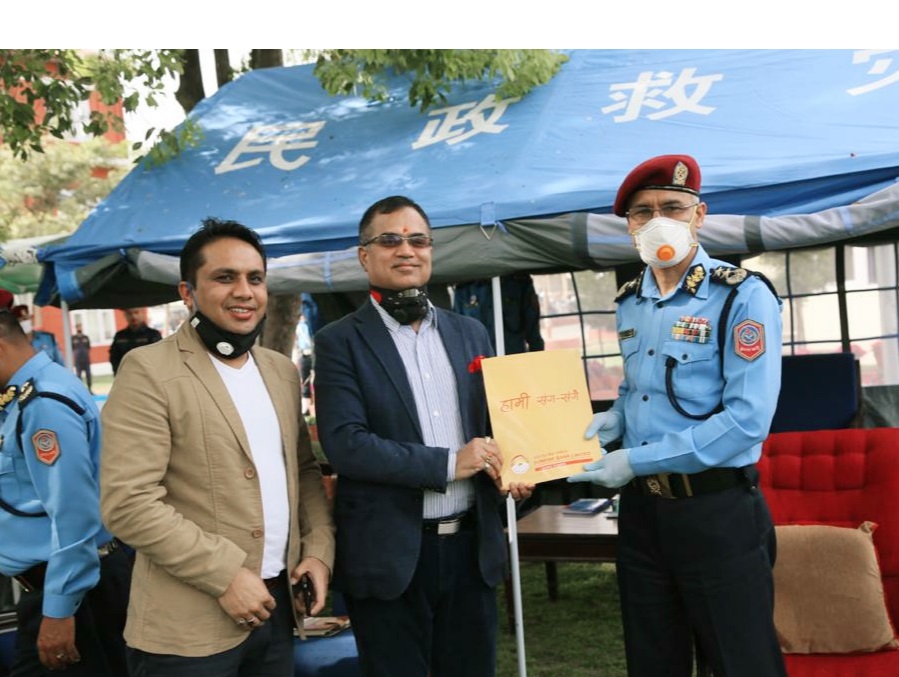 सनराईज बैंकले दियो नेपाल प्रहरीलाई ६५ थान पीपीई