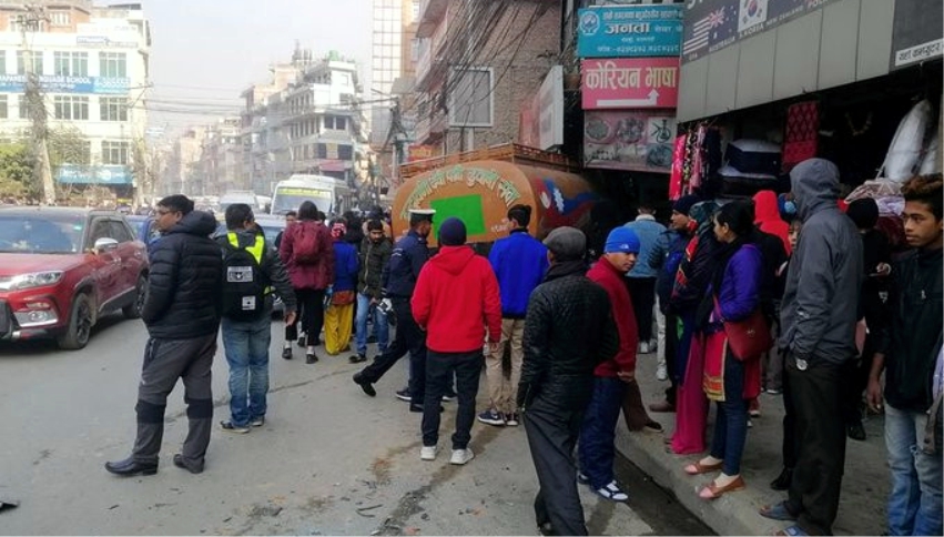 सोह्रखुट्टेमा ट्यांकरले छ वटा गाडीलाई ठक्कर दिँदै घरमा जोत्तिएपछि ...