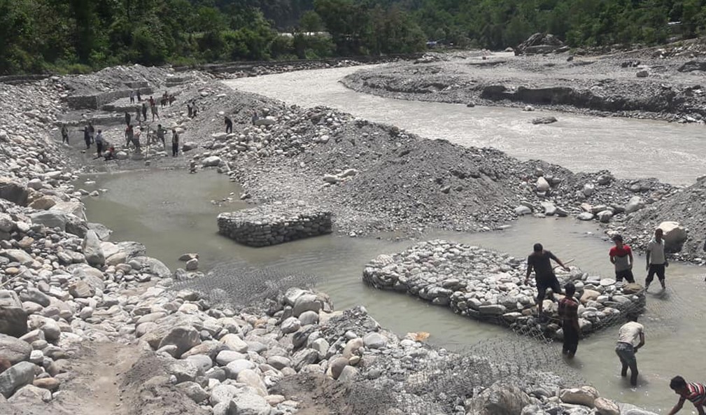 असारे विकासको उत्कृष्ट उदाहरण, तटबन्धको जालीमा प्वालभन्दा साना ढुंगा