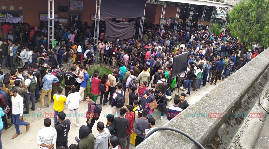 दशैंको लागि टिकट बुकिङ गर्न बसपार्कमा सर्वसाधारणको भीड (फोटो फिचर)