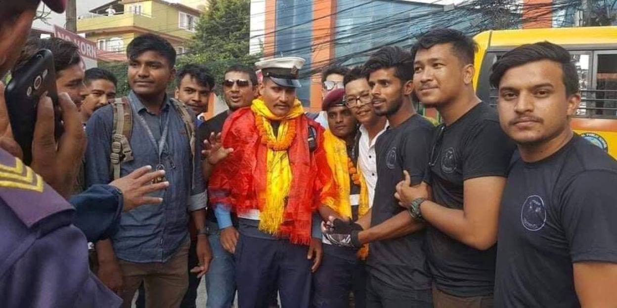 यिनै हुन्, गृहका प्रवक्तालाई नियम सिकाउँदै कारवाही गर्ने ट्राफिक प्रहरी