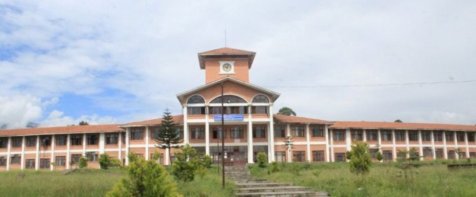 त्रिविका सहायक डिन घुससहित पक्राउ