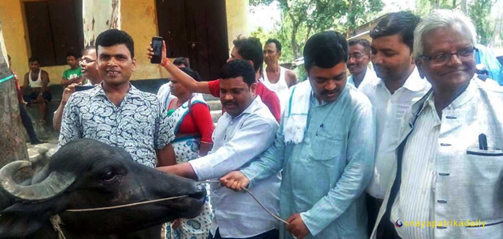 सहिद परिवारका नामको दुहुनो भैँसी पूर्वमन्त्रीले मुस्कुराउँदै लगे