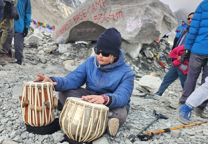 एभरेस्ट बेस क्याम्पमा तबला बजाएर शिवमले बनाए कीर्तिमान