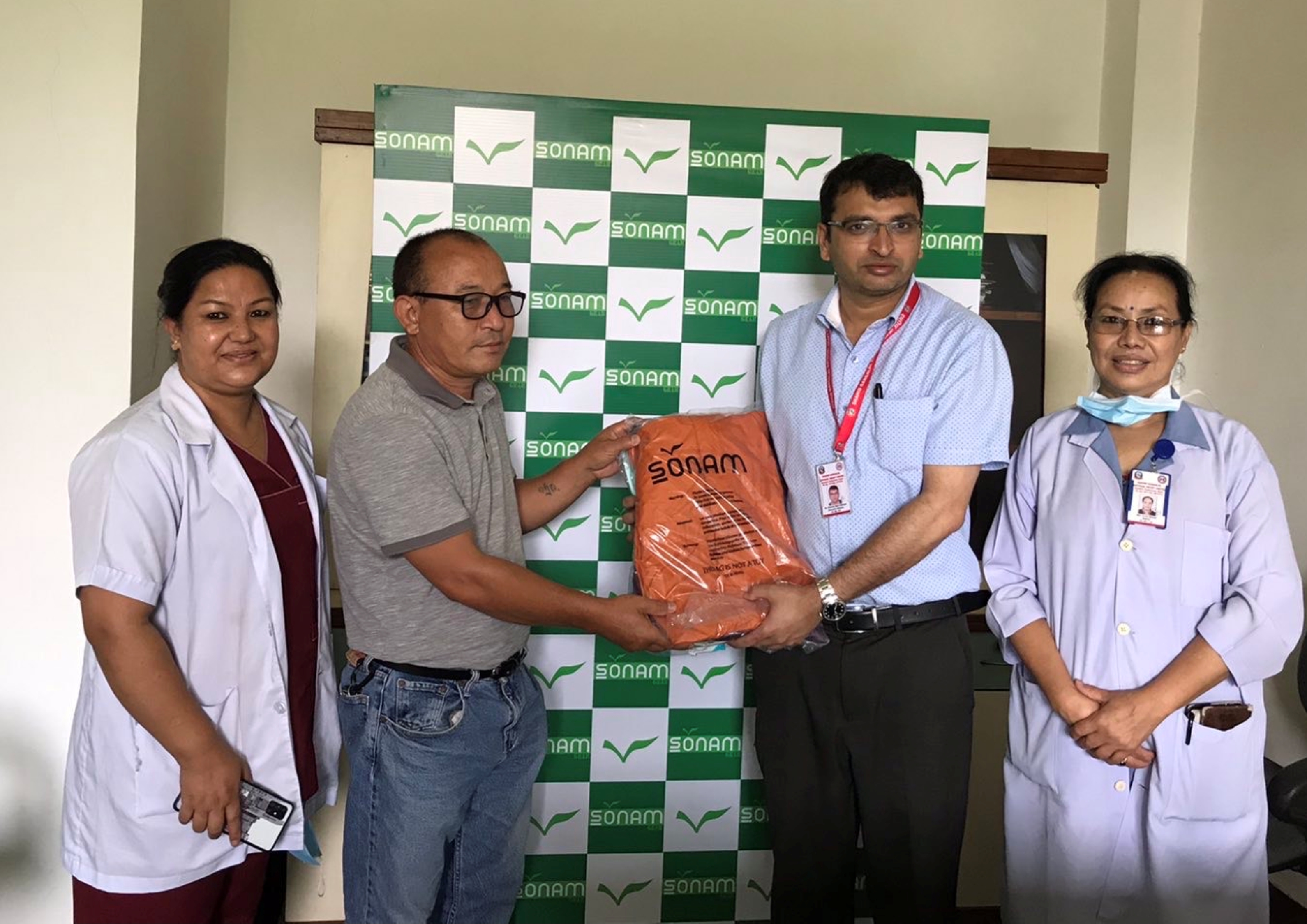सोनमद्वारा गंगालाल अस्पताललाई पिपिई सेट सहयोग