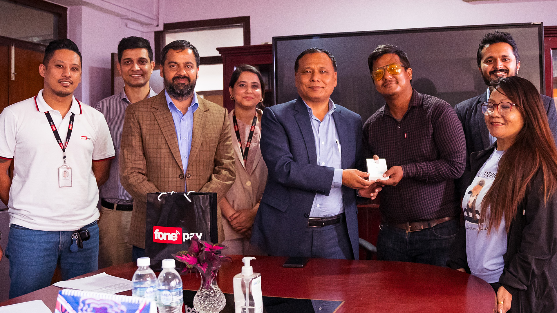 फोन पे प्रयोगकर्ताले पाए आइफोन १३