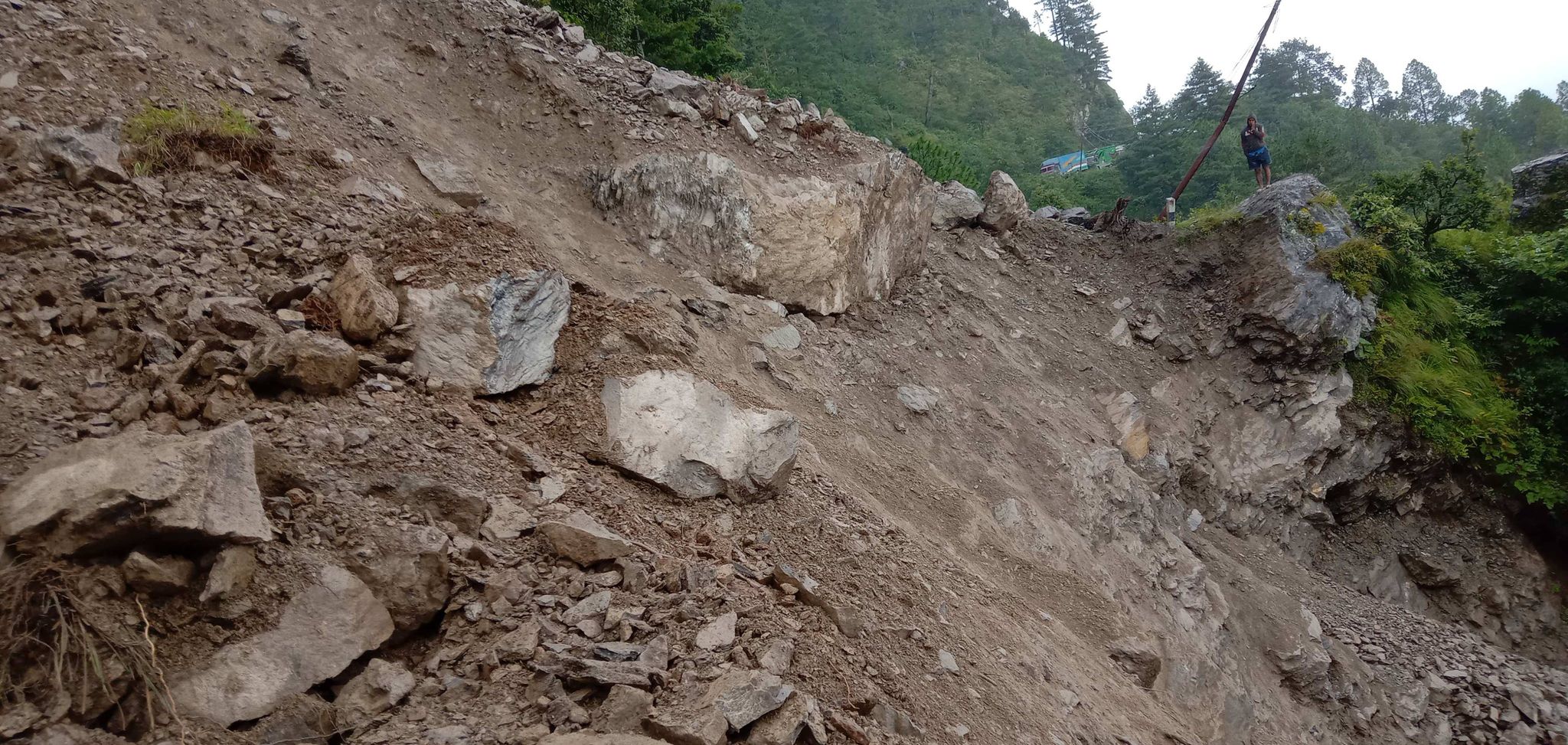 पहिरोले छ घर विस्थापित, पाँच बस्ती जोखिममा