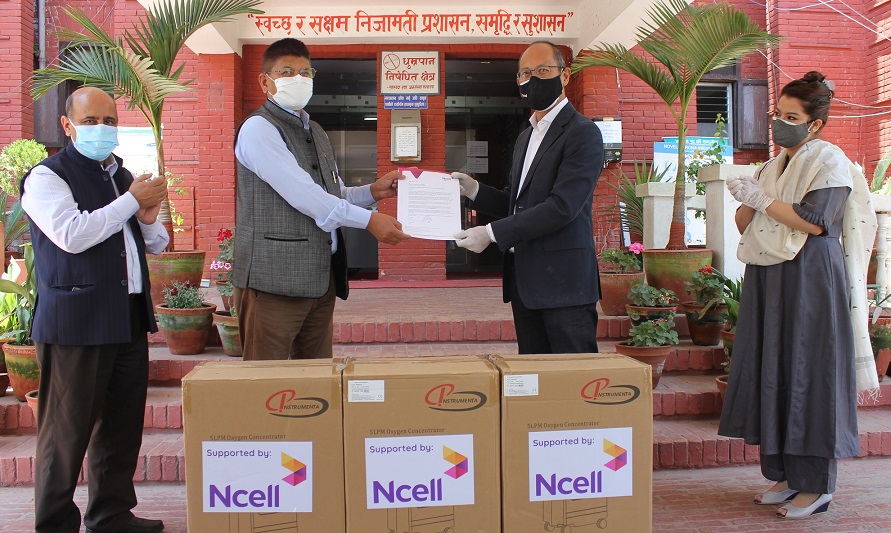 एनसेलद्वारा सरकारी अस्पतालहरुलाई अक्सिजन कन्सन्ट्रेटर्स सहयोग