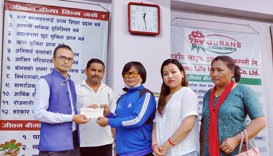 गुँरास लाइफले गर्यो सुमनका आफन्तलाई मृत्यु दाबी भुक्तानी