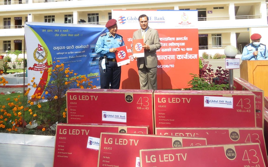 ग्लोबल आइएमई बैंकले महानगरीय प्रहरी परिसर ललितपुरलाई दियो १० थान एलइडी टिभी
