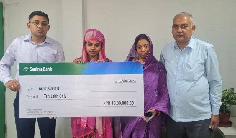 सानिमा बैंकद्वारा दिर्घायु बचत योजनामा १० लाखको दुर्घटना बीमा रकम हस्तान्तरण