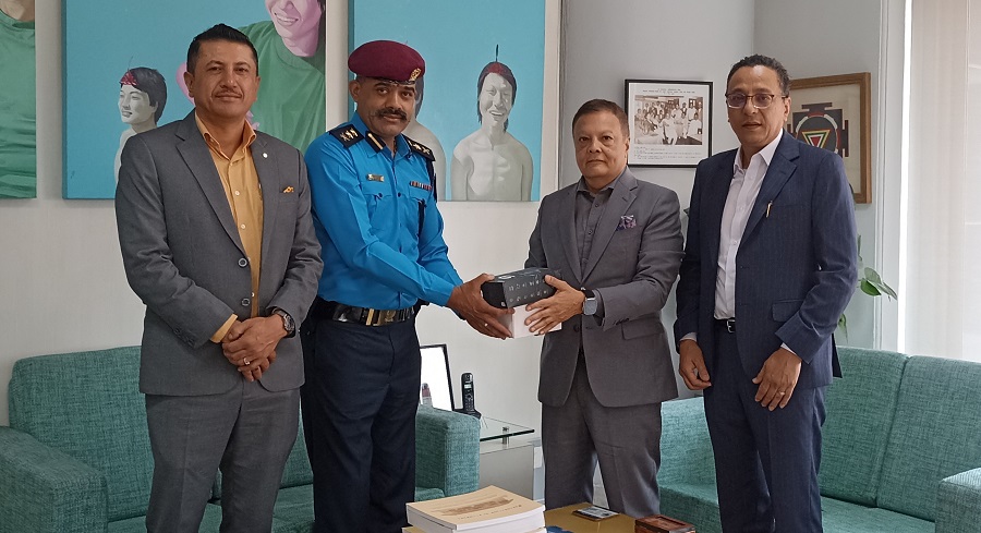 हिमालयन बैंकले जिल्ला प्रहरी परिसरलाई दियो क्यामरा