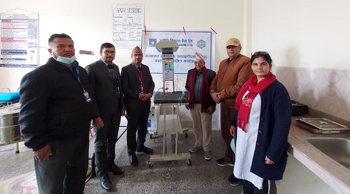 ज्योति विकास बैंकद्वारा शिशुवा अस्पताललाई बेबी वार्मर प्रदान