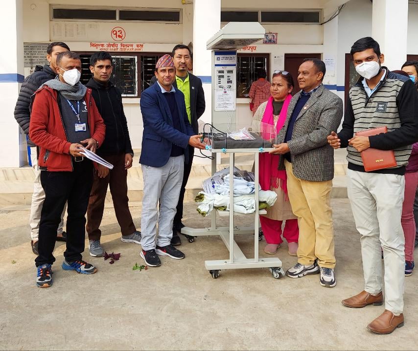 ज्योति विकास बैंकद्धारा मध्यबिन्दु जिल्ला अस्पताललाई बेबी वार्मर वितरण