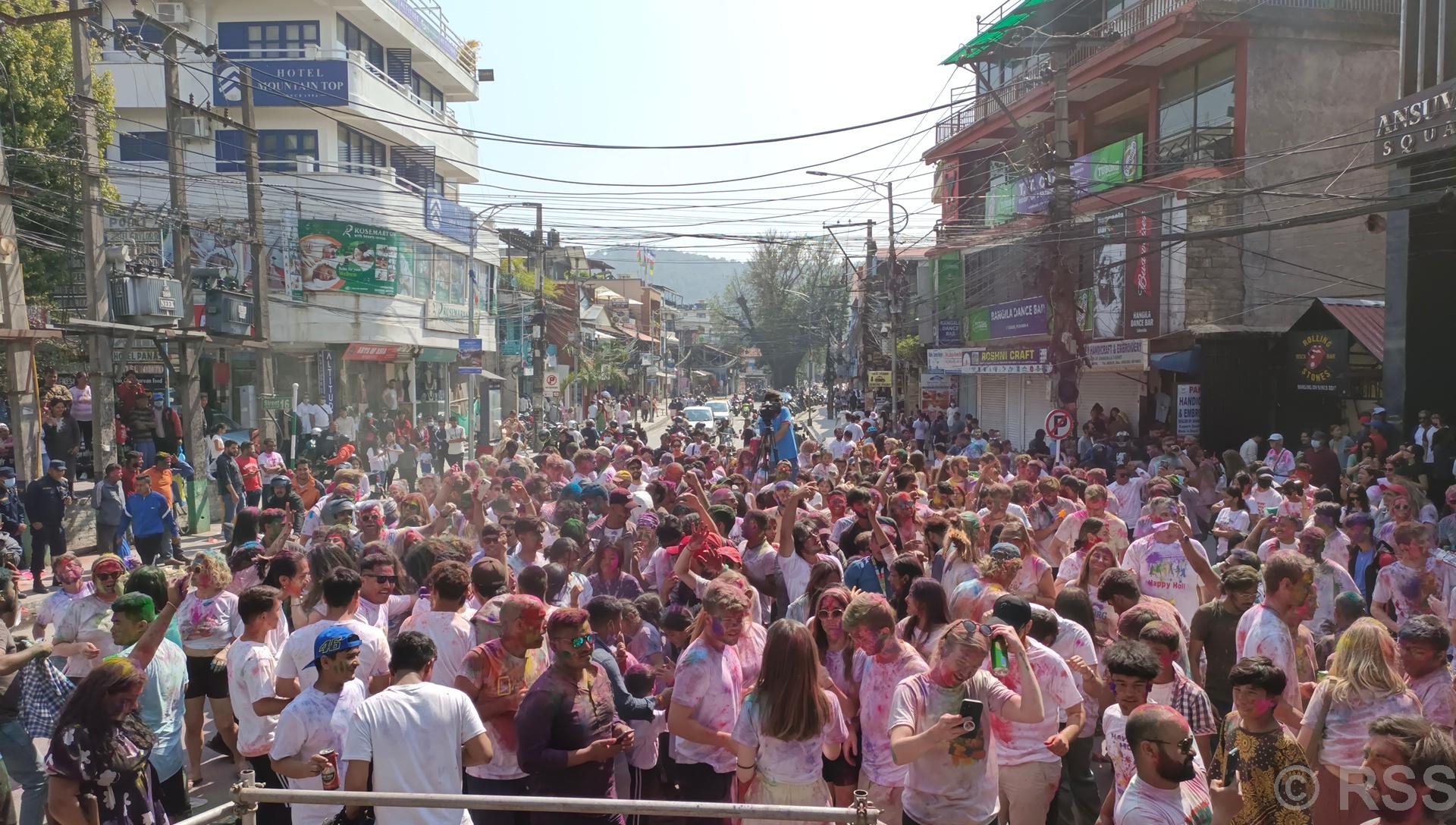 लेकसाइडमा रंगिएर रमाए विदेशी पर्यटक