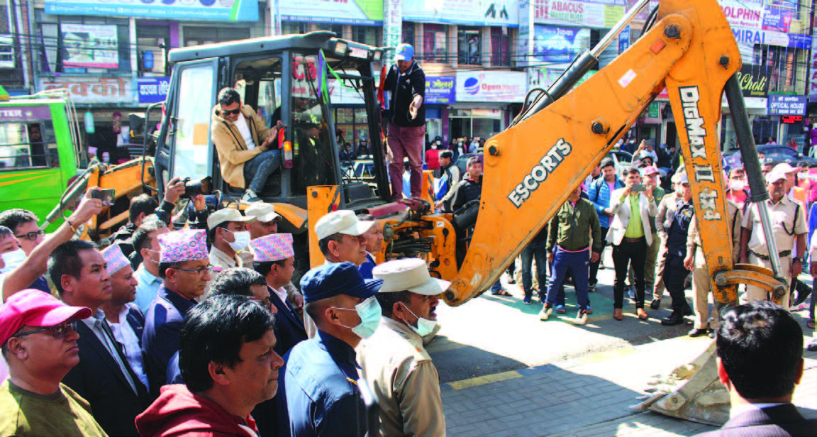 पोखरामा पनि चल्यो डोजर, भत्काइयो अवैध संरचना