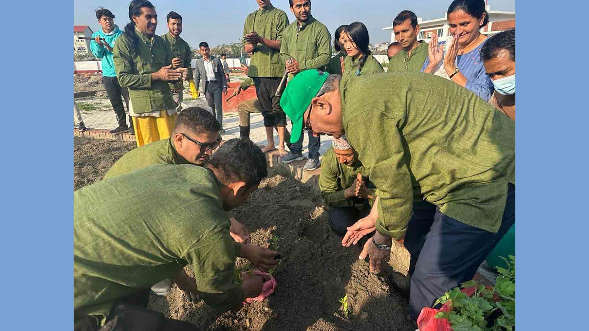 प्रधानमन्त्री प्रचण्डले बालुवाटारमा थाले तरकारी खेती