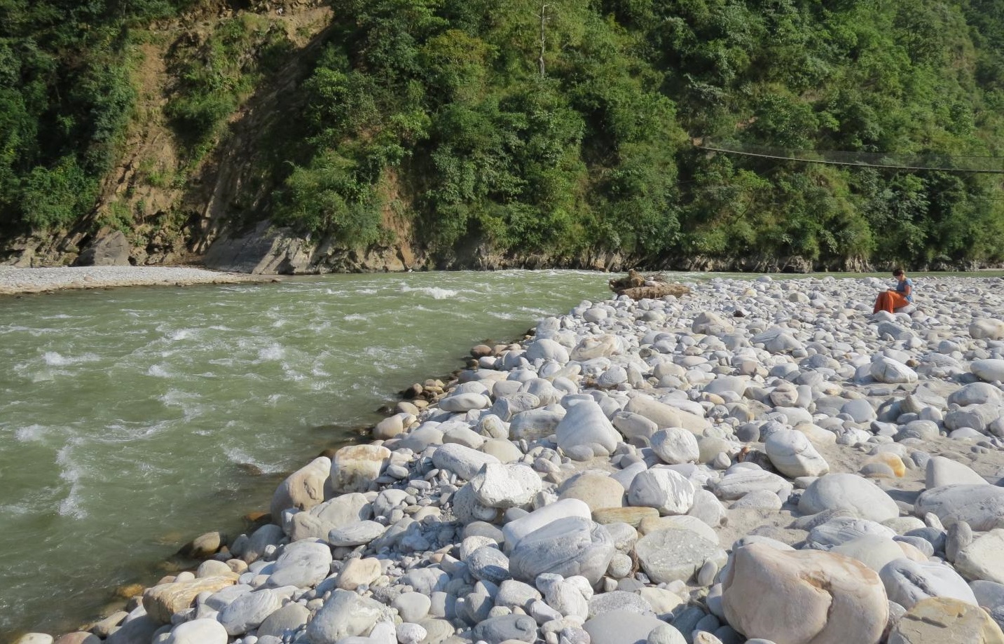 मेलम्ची ठेकेदारलाई भगाएर हाकिमको पानी व्यापार चम्किदै