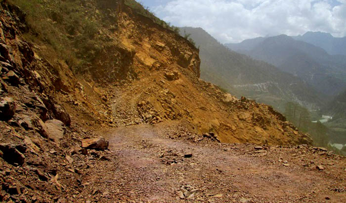 करोडौँको लागतमा बन्यो डोजर मात्र गुड्ने सडक