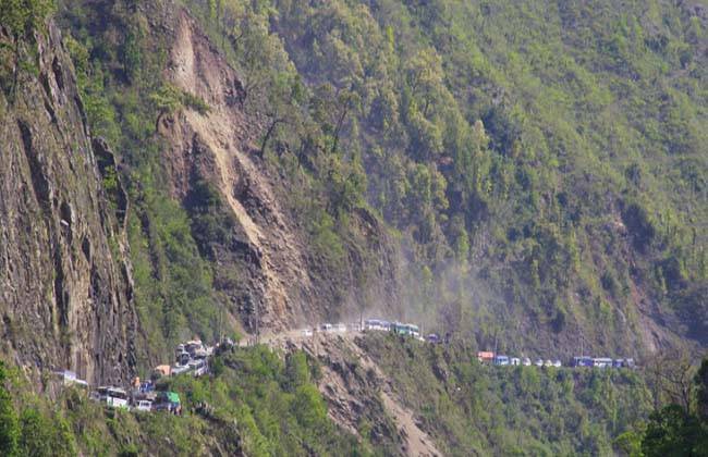 नारायणगढ-मुग्लिन सडकमा पहिरो रोक्ने काम अन्तिम चरणमा