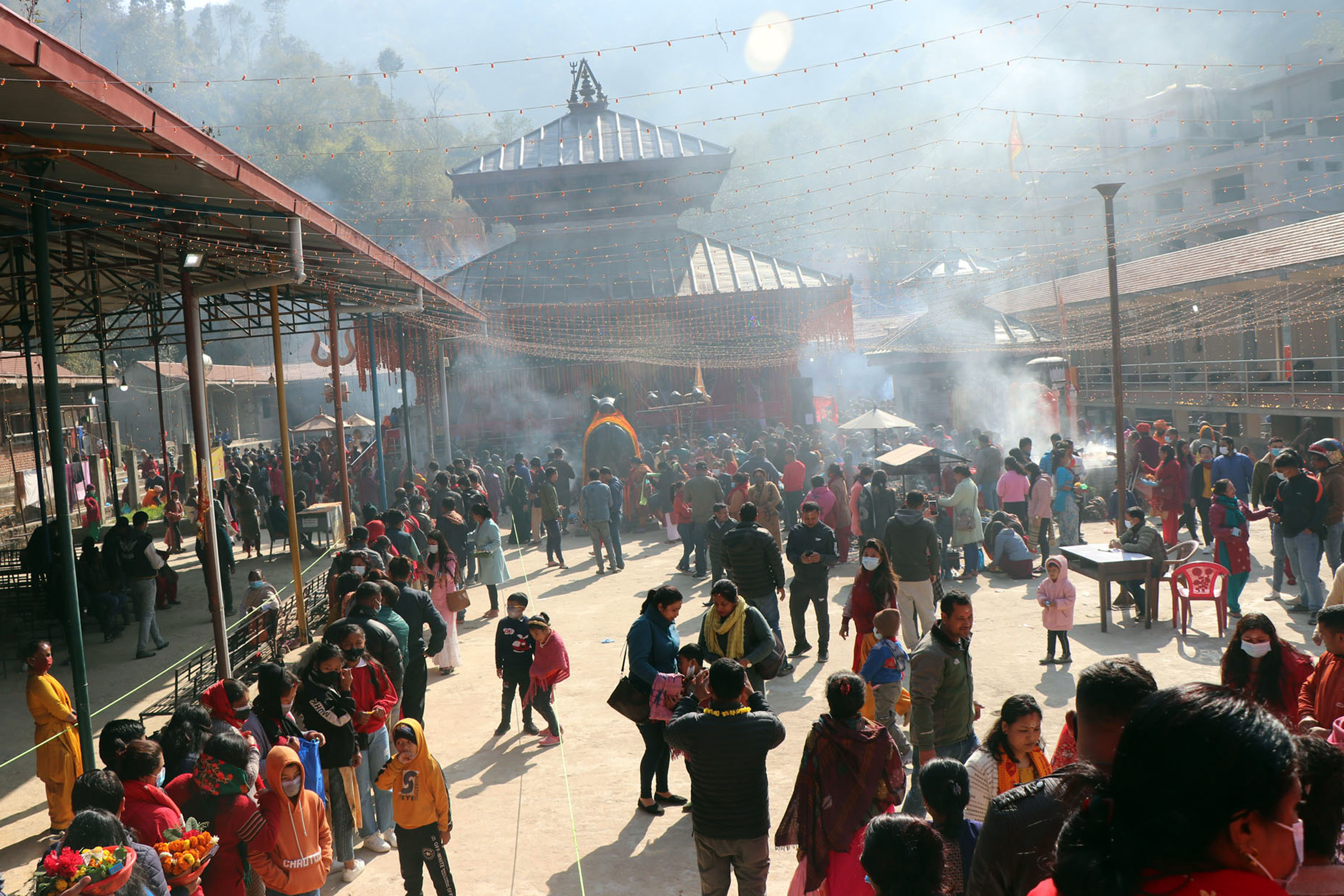 महाशिवरात्रिमा डोलेश्वर मन्दिरमा भक्तजनको भीड (फोटोसहित)