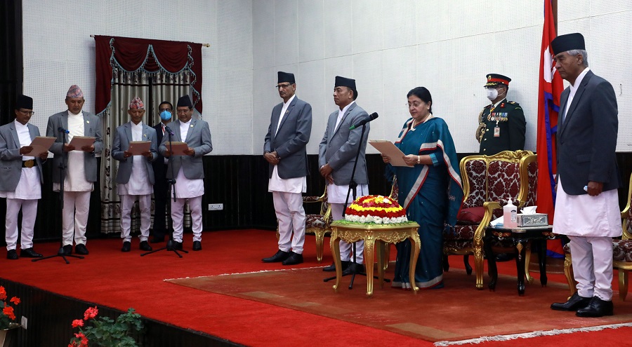 नवनियुक्त मन्त्रीहरुद्वारा शपथ
