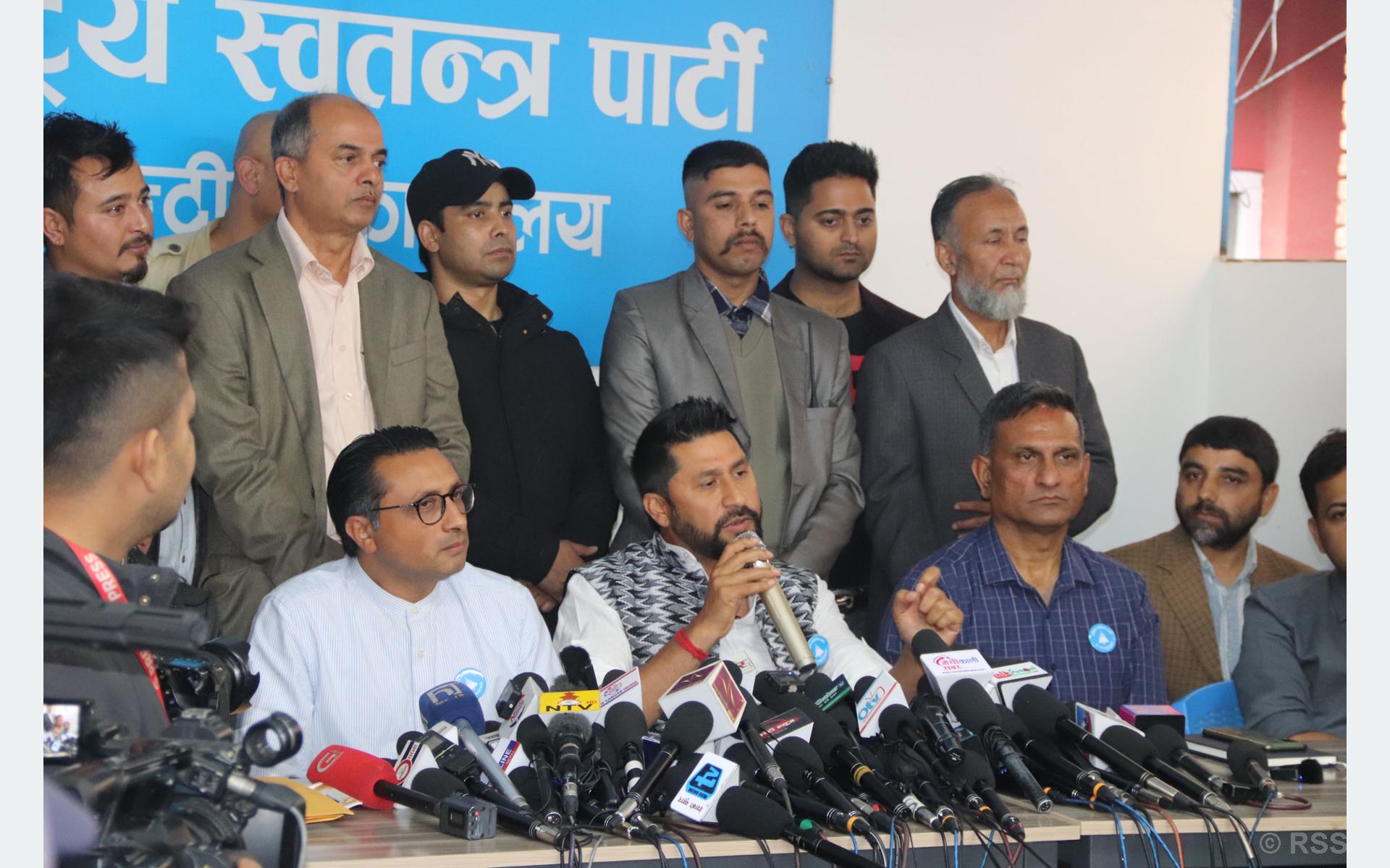रमेश खरेल र स्वर्णिम वाग्लेलाई दायाँबायाँ राखे रविले भने, हामी तीनैजना विजयी बन्नेछौं