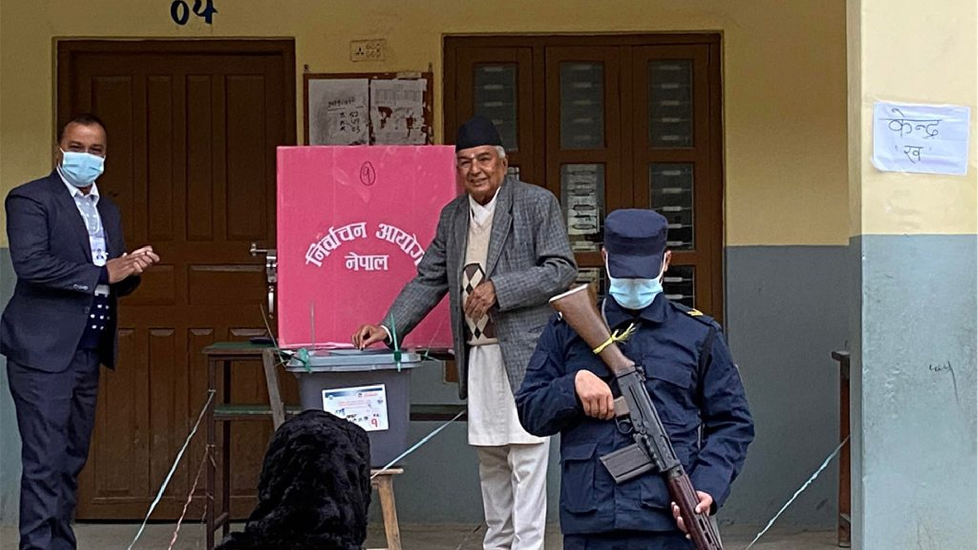 रामचन्द्र पौडेलले गरे सुरुमै मतदान