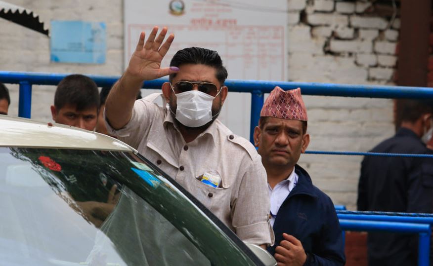 पत्नी हत्यामा थुनामा रहेका पूर्व डीआईजी काेइराला रिहा, ‘रिसिभ’ गर्न प्रेमिका पुगिन्