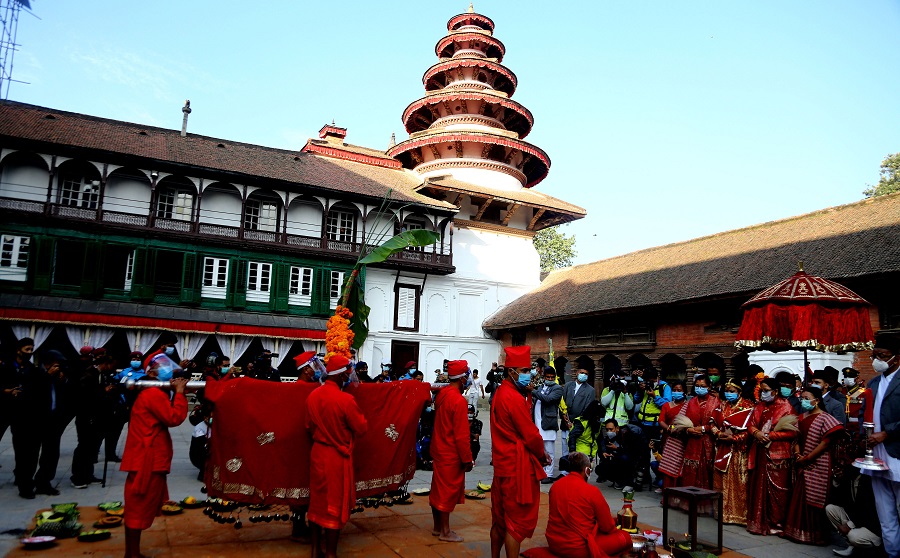 महामारीमा सामाजिक दूरी कायम गर्दै फूलपाती भित्र्याउँदै (फोटो फिचर)