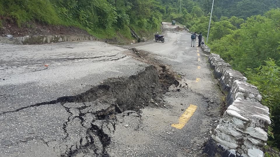 भासिएको सडकले सधैँ जोखिम, मुख्यमन्त्री जम्कट्टेलद्वारा निरीक्षण