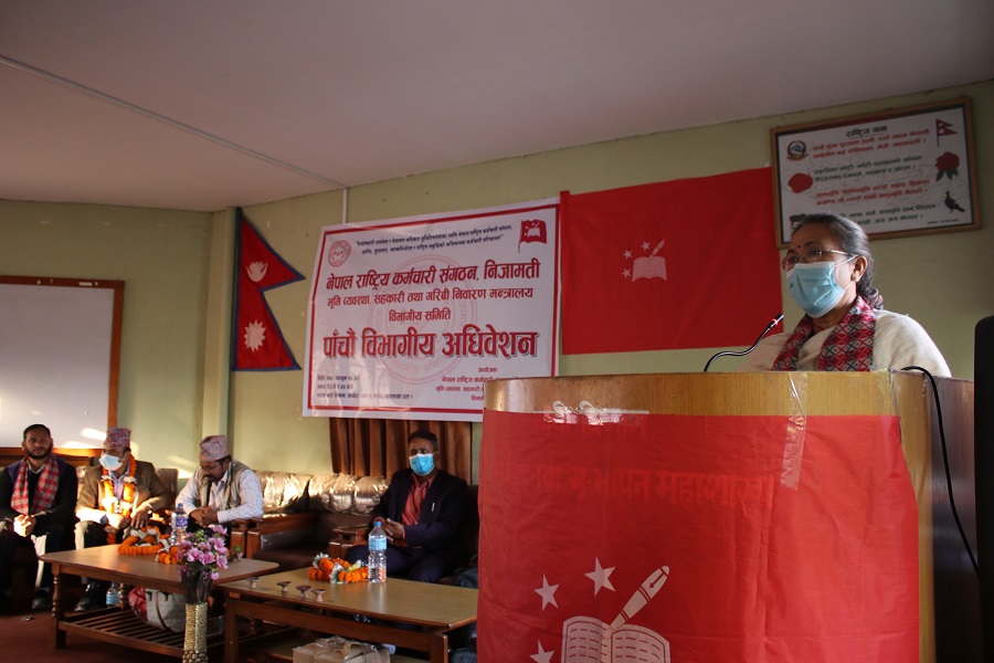 कर्मचारीहरु नागरिकप्रति उत्तरदायी बन्नुपर्नेमा मन्त्री श्रेष्ठको जोड