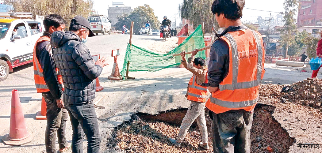 मेलम्ची खानेपानी र सडक विभागको टकरावले उपत्यकाका सडकमा समस्या