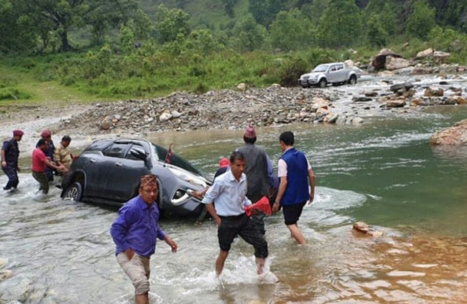 मन्त्री महासेठ कै गाडी खोलामा डुब्यो