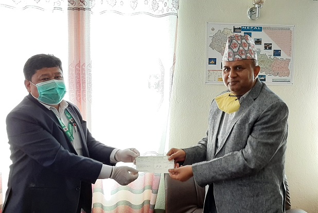 कृषि विकास बैंकद्धारा ५ नं.प्रदेशका मुख्यमन्त्रीलाई चेक हस्तान्तरण