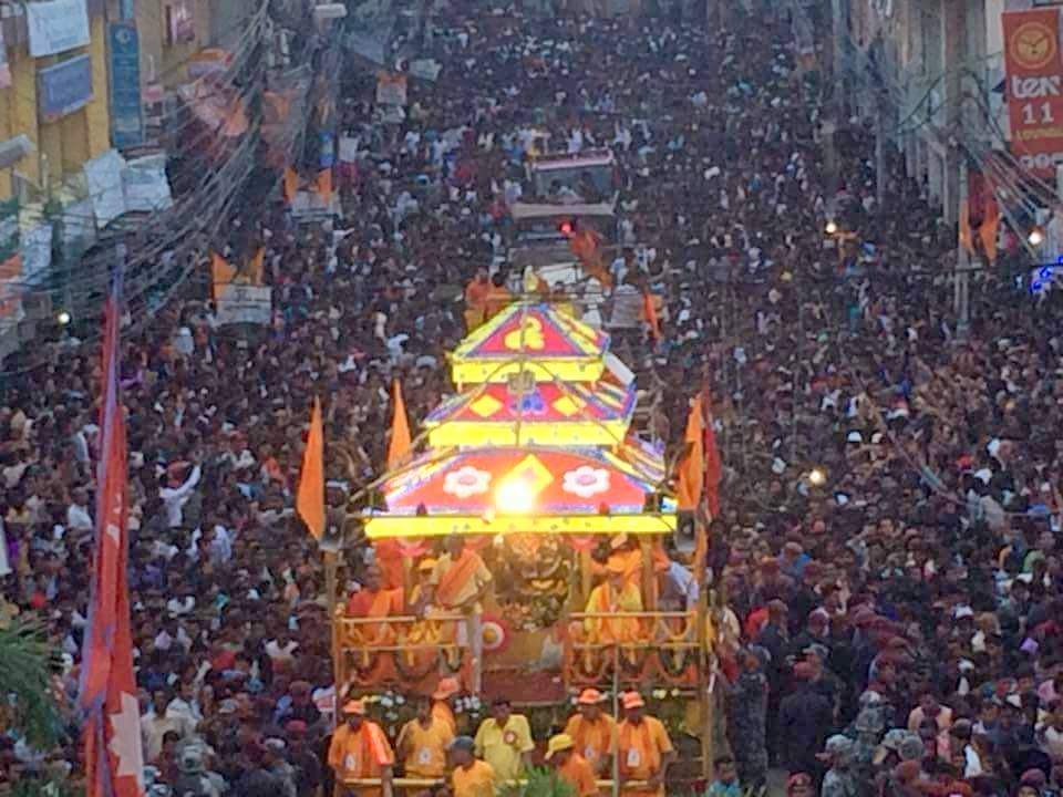 ऐतिहासिक राधाकृष्ण रथयात्रामा हेलिकप्टरबाट पुष्प अर्पण