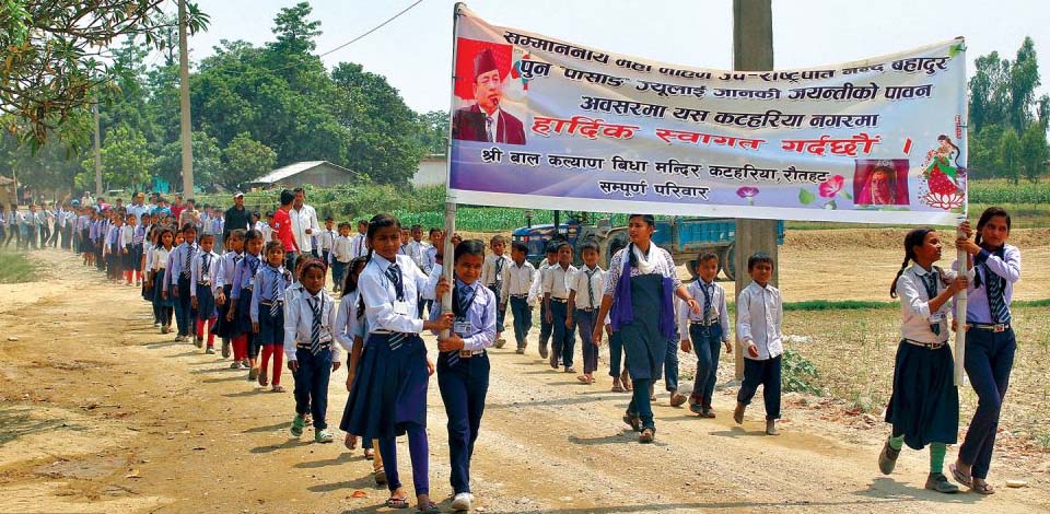 उपराष्ट्रपतिलाई स्वागत गर्न बालबालिका ४० डिग्रीमा १ घण्टा पैदल