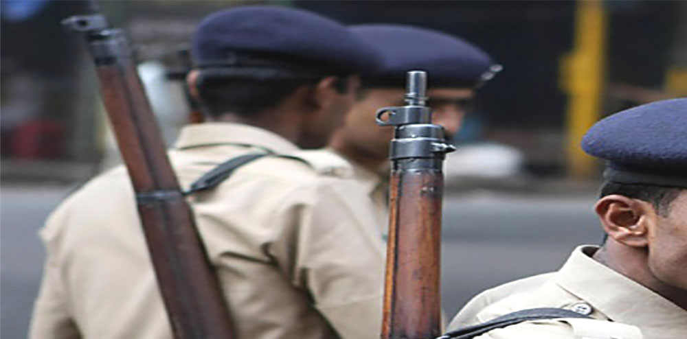 हतियारसहित तीन भारतीय प्रहरी पक्राउ