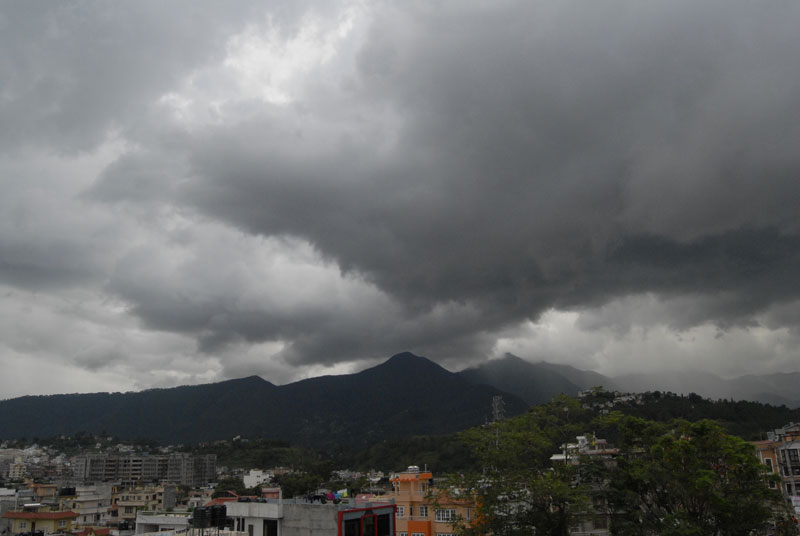 शुक्रवारदेखि हावाहुरी र मेघ गर्जनसहितको वर्षा हुने