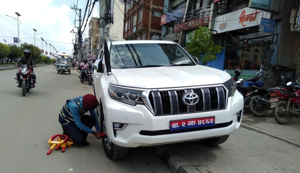 यातायातमन्त्रीको गाडी नै ट्राफिकको  फन्दामा