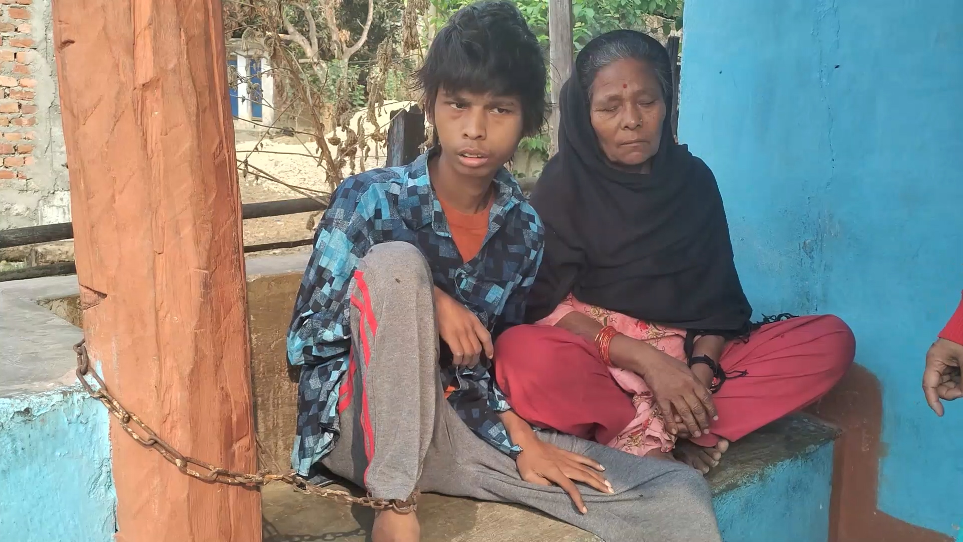 ६ वर्षदेखि साङ्लोमा बाधेर रााखिएका २१ वर्षीय युवकको उद्धार
