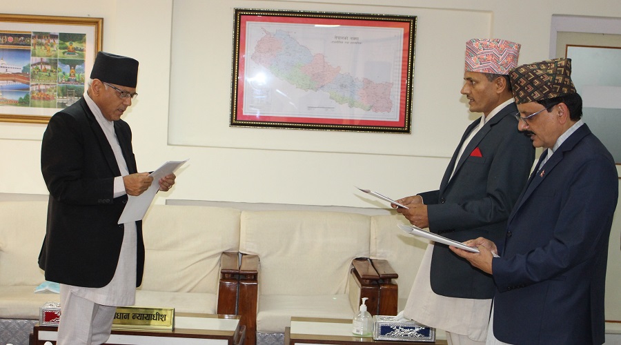 सञ्चालकद्वय सिवाकोटी र आचार्यद्वारा शपथ ग्रहण