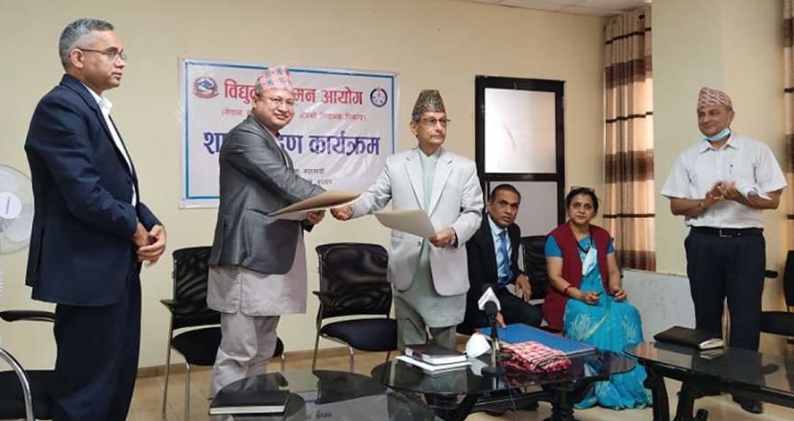 विद्युत नियमन आयोगका सदस्य डंगोलद्वारा सपथ ग्रहण