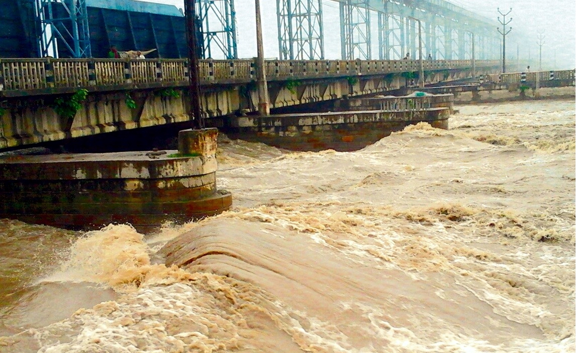सप्तकोशी र नारायणीमा पानीकाे उच्च बहाव, रातो बत्ती र रोता झण्डा फहराए