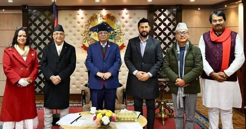 खतरामा सत्ता समिकरण, एमालेलाई राष्ट्रपति नदिने प्रचण्डको अडान