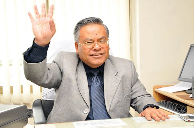 'पान पसलले पान बेच्छ, निगमले सिट बेच्छ'