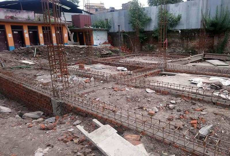 नक्सा पास र स्वीकृतिबिनै गुठी जग्गामा विद्यालय भवन निर्माण