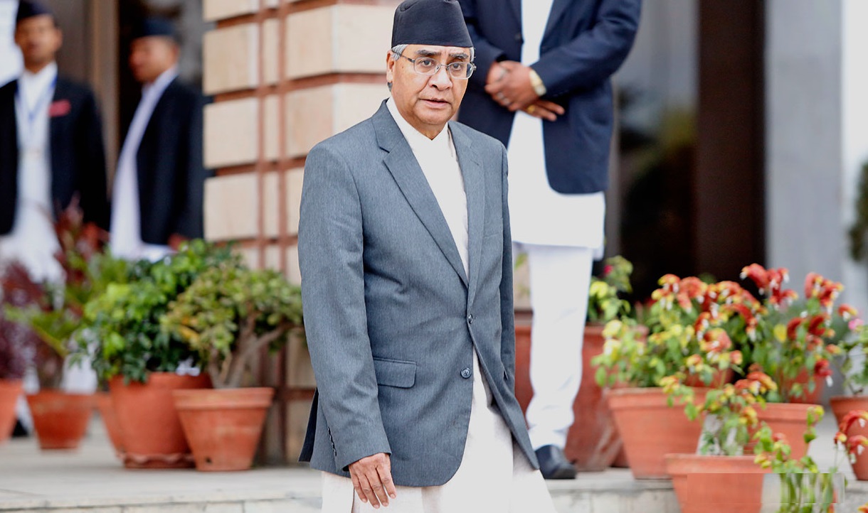 नियमावलीको विपरीत हुने भएपछि तुरुन्तै लेखकले देउवालाई रोके